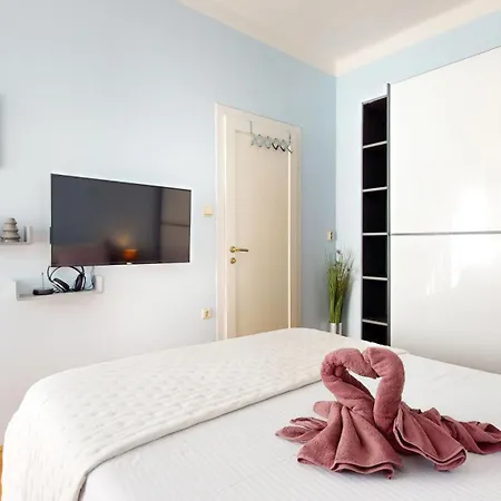 Stella- Near Center And Bacvice * Split