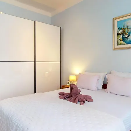 Stella- Near Center And Bacvice