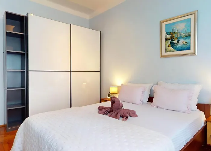 Stella- Near Center And Bacvice