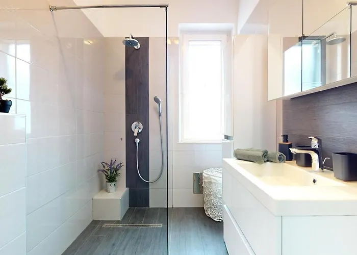 Stella- Near Center And Bacvice